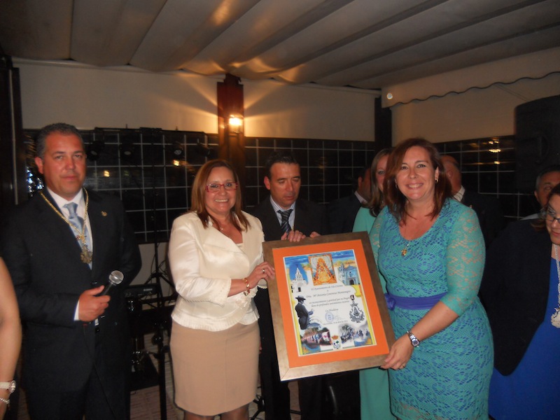 La Alcaldesa, en nombre del pueblo de Isla Cristina, entrega a Maritoni un cuadro de un artista isleño. -